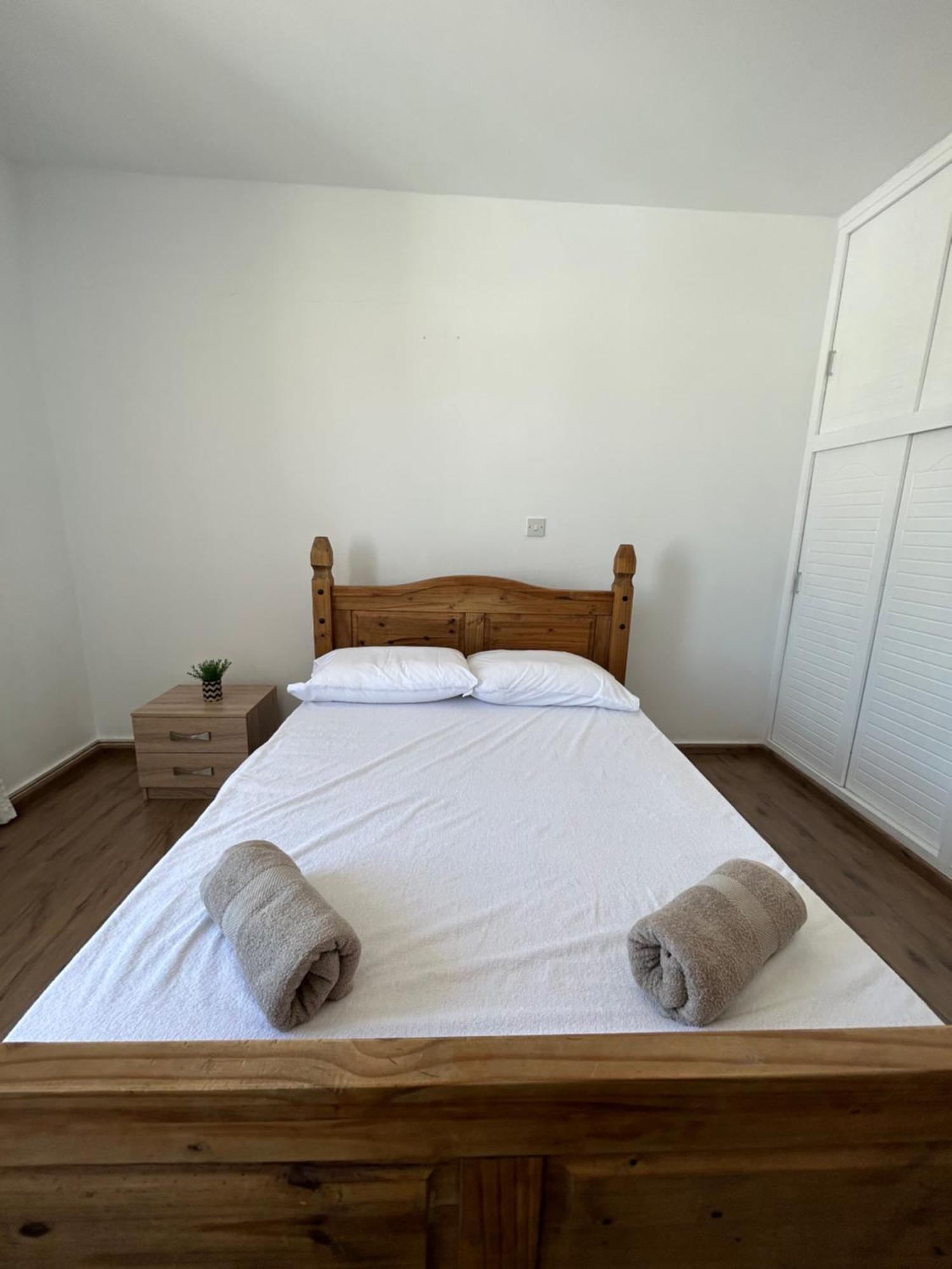 Modern Spacious Penthouse In דירה