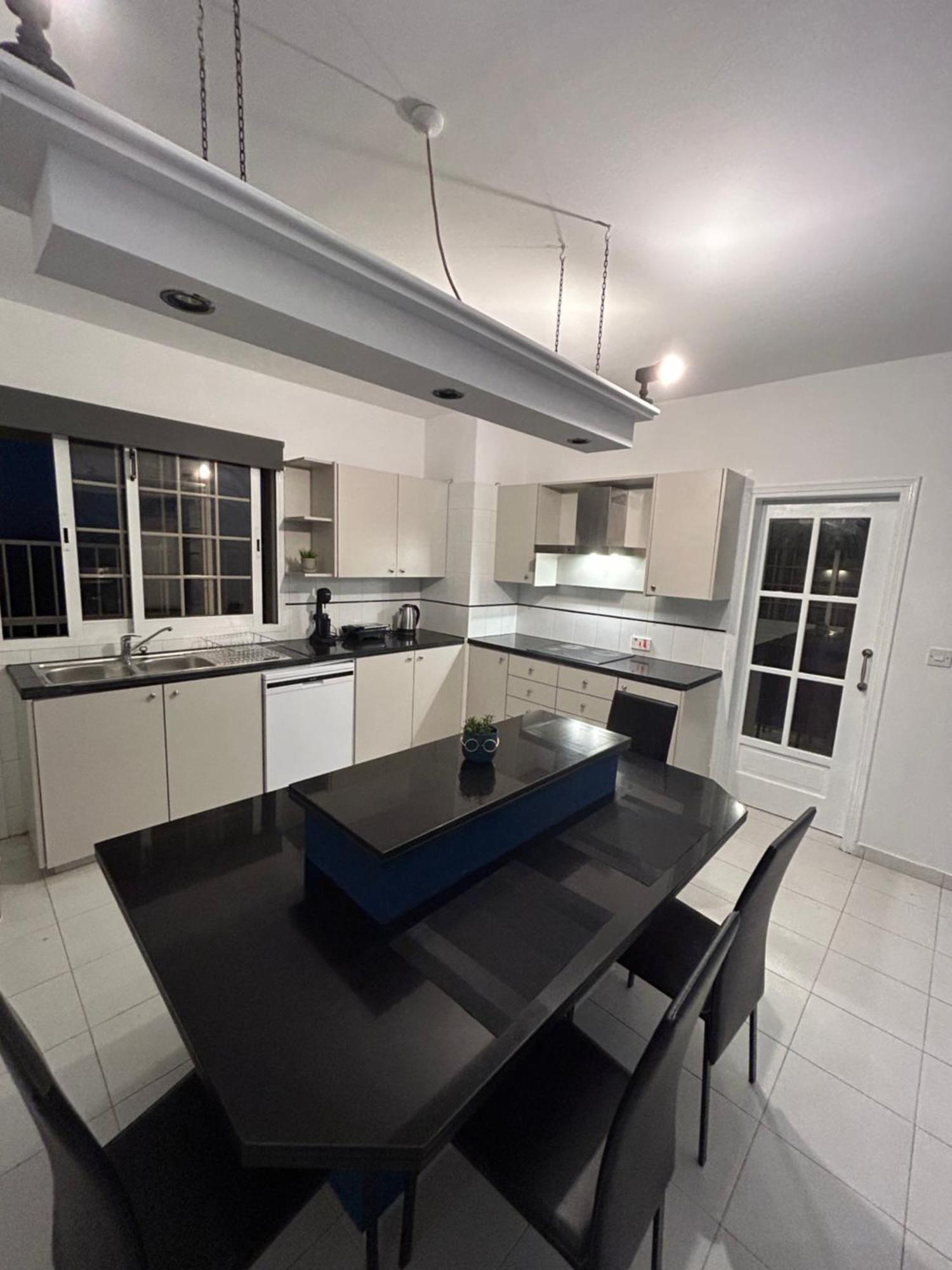 Modern Spacious Penthouse In Апартаменты Пафос